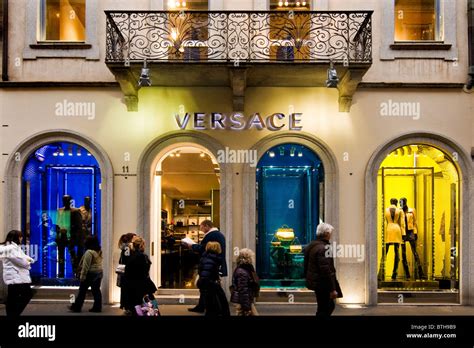 versace via monte napoleone|via montenapoleone negozi.